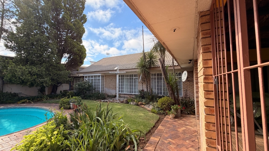 5 Bedroom Property for Sale in Die Bult North West